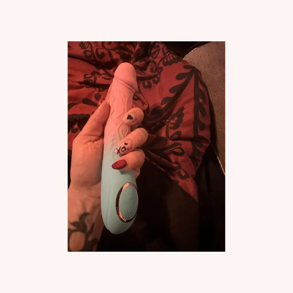 KURVE - Slight Upwarping Realistic Dildo Vibrator for Women 9 Inch