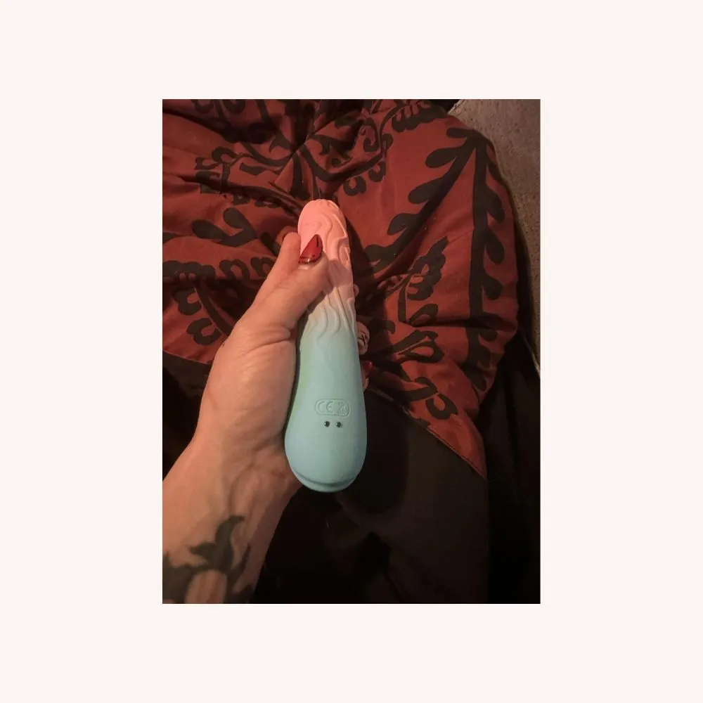 KURVE - Slight Upwarping Realistic Dildo Vibrator for Women 9 Inch